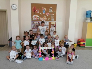 dzieci przy napisie Dzien kropki