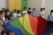 Dzieci podczas zabawy z pilka i chusta animacyjna