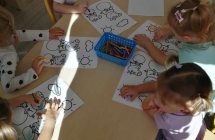Dzieci koloruja obrazki