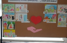 tablica z pracami konkursowymi nt. Czym jest dobro