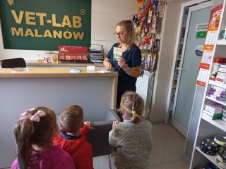 Czterolatki obserwujace p. wterynarz.