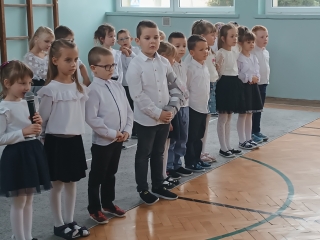 dzieci recytuja wiersze