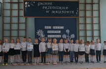dzieci podczas apelu