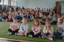 dzieci ogladaja apel