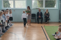chlopiec wrecza kwiaty pani dyrektor