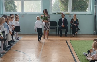 chlopiec wrecza kwiaty pani dyrektor