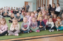 przedszkolaki ogladaja apel