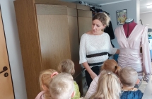 Pani krawcowa pokazuje dzieciom jak szyje si¦Ö sukienk¦Ö (1)