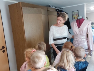 Pani krawcowa pokazuje dzieciom jak szyje si¦Ö sukienk¦Ö (1)