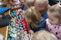 Dzieci ogl¦udaj¦u kolorowe nici (1)