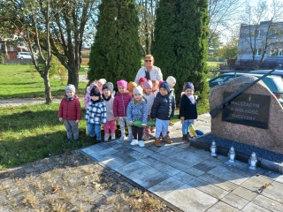 Maluszki z grupy I z wychowawczynia przy pomniku - Walczacym o wolnosc ojczyzny.