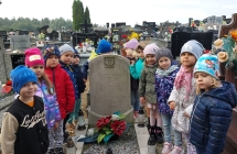 Dzieci stoja przy grobie (1)