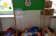 Zebrana karma na korytarzu przedszkolnym.