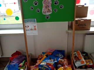 Zebrana karma na korytarzu przedszkolnym.