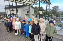 dzieci przy pomniku ofiar wojny
