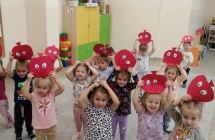 Dzieci z jabluszkami tancza do piosenki