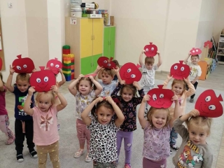 Dzieci z jabluszkami tancza do piosenki