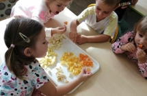Dzieci rozpoznaja owoce po smaku