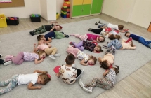 Dzieci uczestnicza w zabawie ruchowej z jabluszkami