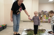 Pani pedagog i diewczynka na sciezce.