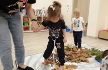 Dziewczynka idzie po lisciach.