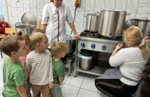 Panie kucharki demonstruja dzialanie kuchni.