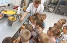 Dzieci obserwuja dzialanie wagi kuchennej.