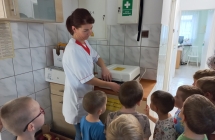 Pani pokazuje czterolatkom naswietlacz do jaj..