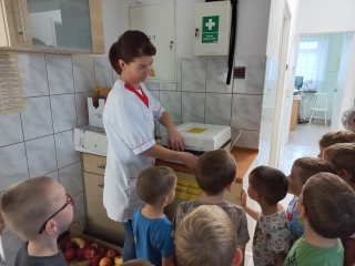 Pani pokazuje czterolatkom naswietlacz do jaj..