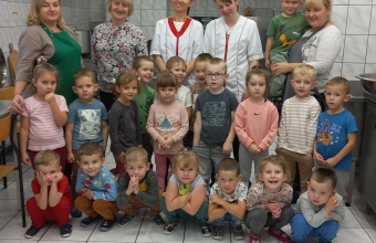 Zdjecie grupy III z paniami pracujacymi w kuchni. (1)