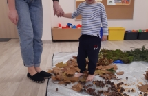 N. prowadzi chlopca po sciezce za reke
