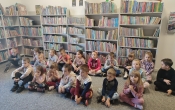 Przedszkolaki z gr. VI w Publicznej Bibliotce w Malanowie