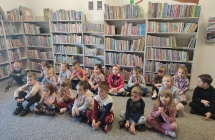 Przedszkolaki z gr. VI w Publicznej Bibliotce w Malanowie