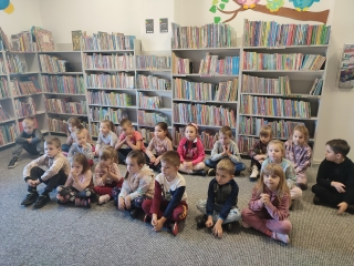 Przedszkolaki z gr. VI w Publicznej Bibliotce w Malanowie