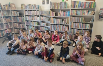 Przedszkolaki z gr. VI w Publicznej Bibliotce w Malanowie