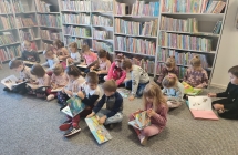 Dzieci 5,6-letnie ogladaja rozne ksiazki przygotowane przez bibliotekarke