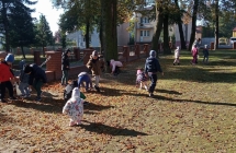 dzieci zbieraja kasztany