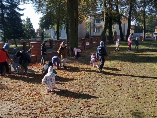 dzieci zbieraja kasztany