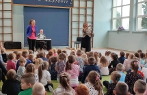 Przedszkolaki podczas audycji muzycznej poznaja instrument dety - fagot