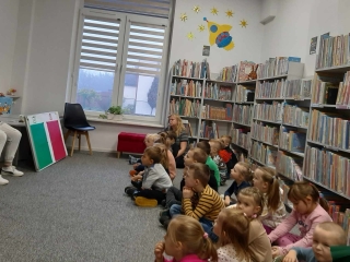 Dzieci rozwi¦uzuj¦u zagadki