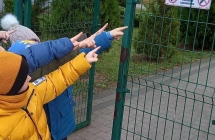 dzieci szukaja na terenie przedszkola znak zakazu palenia