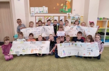 dzieci wykonaly w grupach plakaty o roznych zrodlach dymu