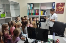 Dzieci zwiedzaja kolejne pomieszczenia w aptece