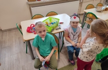 Przedszkolaki podczas zabawy - lekarz i pielegniarka