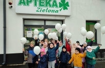 Przedszkolaki z gr. VI przed apteka Zielona z balonami w raczkach