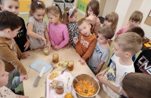 Dzieci wykonuja naturalny syrop z cebuli