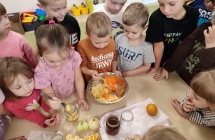 Dzieci wykonuja surowke z kiszonej kapusty