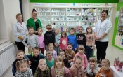Przedszkolaki z paniami aptekarkami w aptece