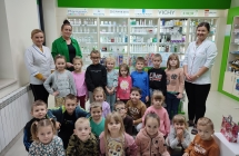 Przedszkolaki z paniami aptekarkami w aptece