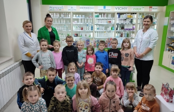 Przedszkolaki z paniami aptekarkami w aptece